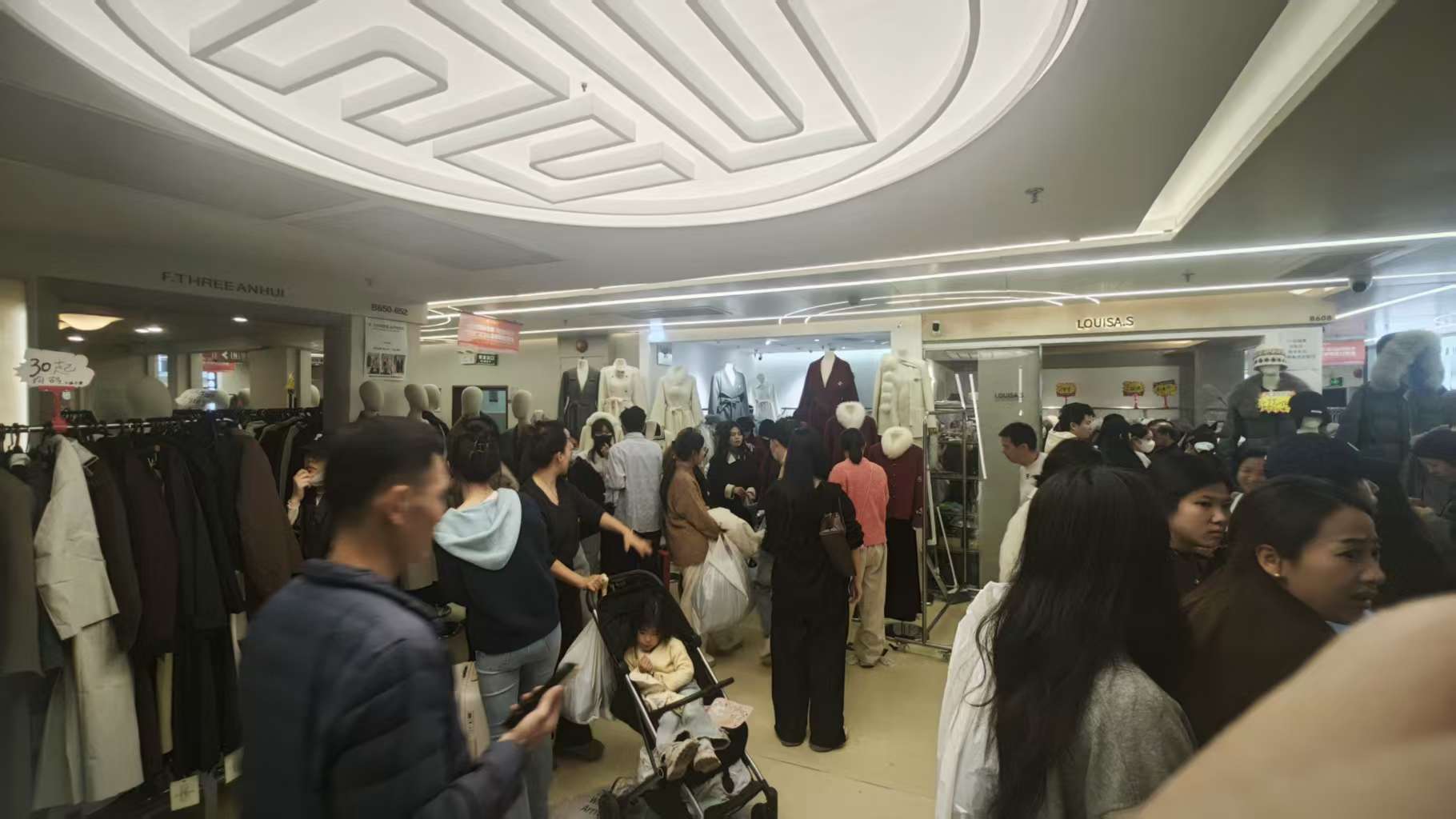 Busy Guangzhou Wholesale Clothing Market Scene